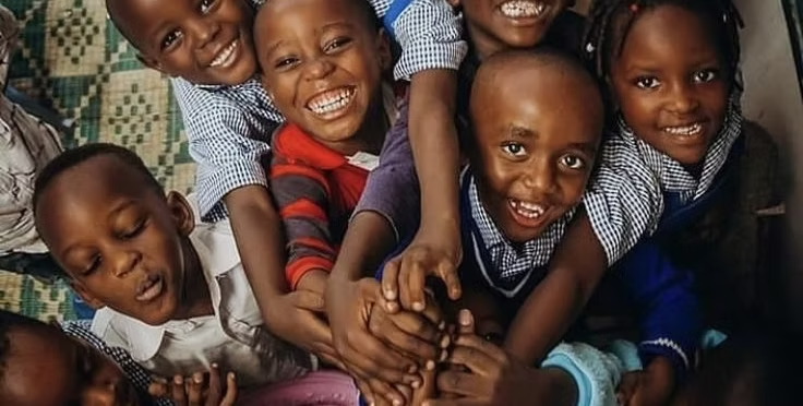 Enfants souriants accompagnés par Cœur 2 Générosité
